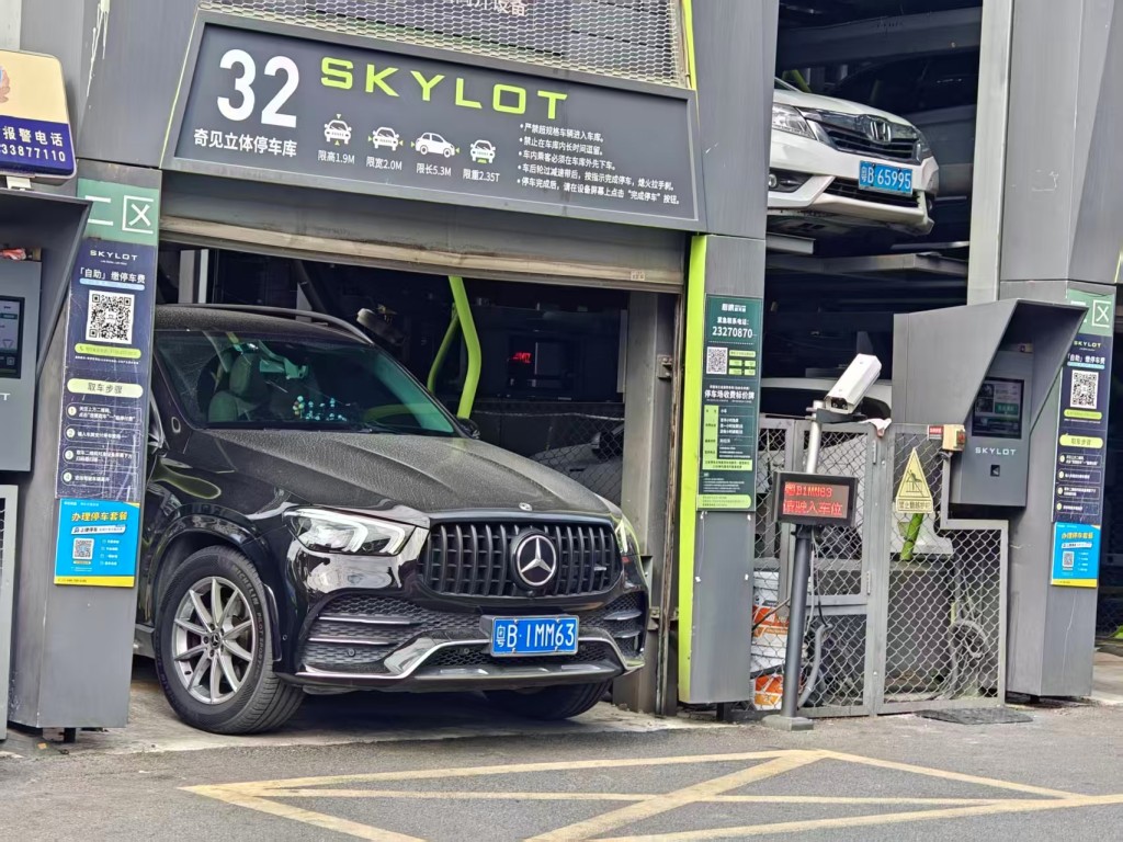 智能循环停车塔设有智能感测系统，辅助泊取车辆。高远摄