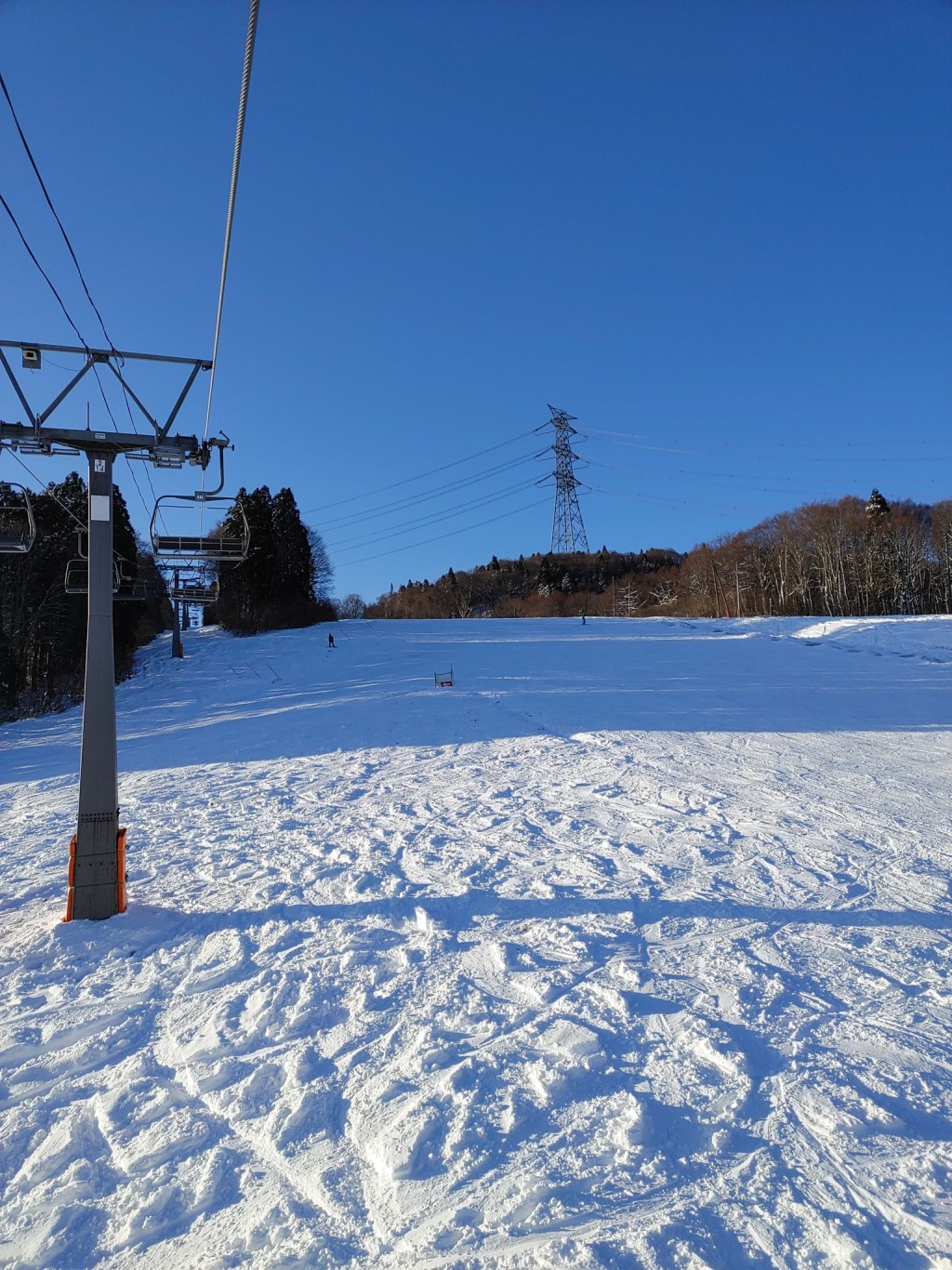 有在新潟的中國滑雪教練指，遊客絕不可進入滑雪場禁止進入的雪道滑雪。社交平台X