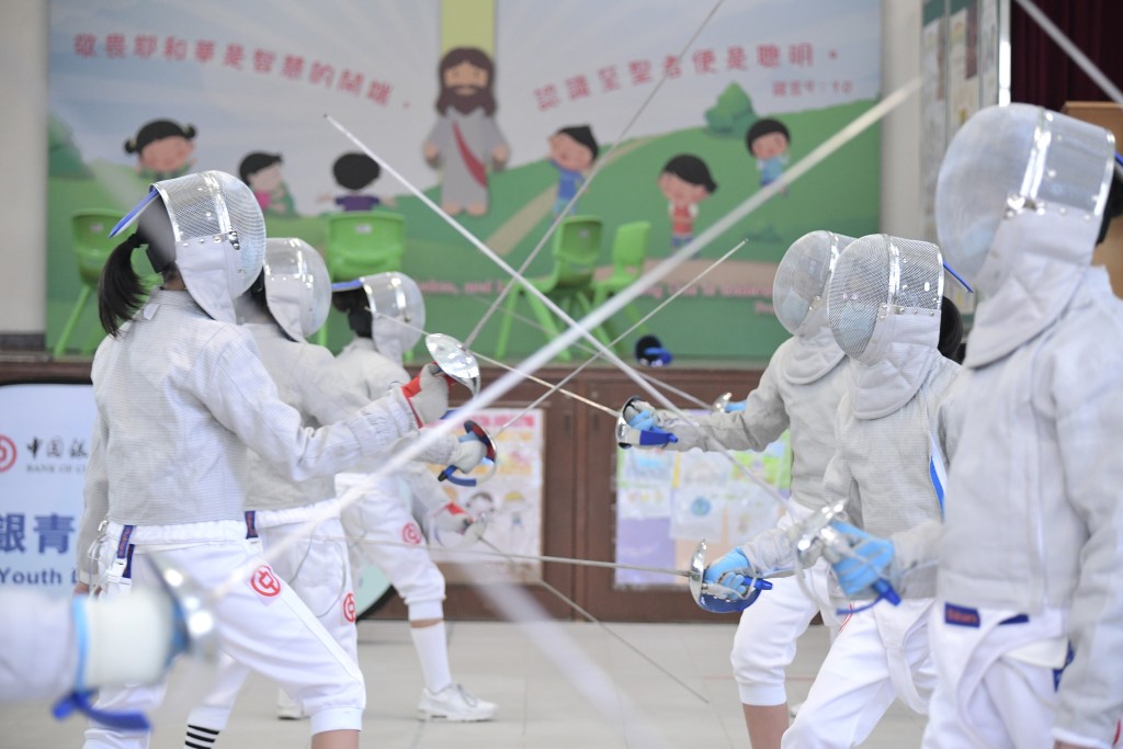 高小學生在計畫中，可學習持劍、原地直刺、防守等技巧，修畢課程更可參加比賽，與對手較量。