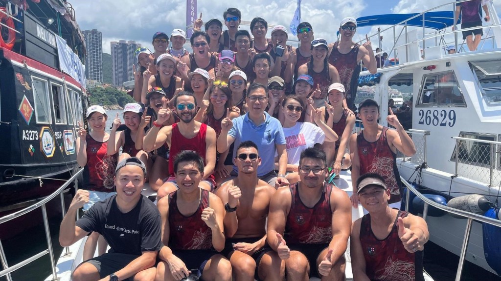 大律師公會的龍舟隊「Dragon Advocates」,中間藍衫者為大律師公會主席杜淦堃。