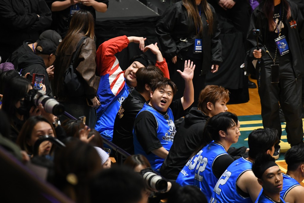 肥仔周圍同fans揮手。 肥仔周圍同fans揮手。