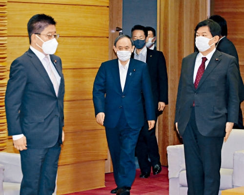 ■菅义伟周五在首相官邸准备参加内阁会议。