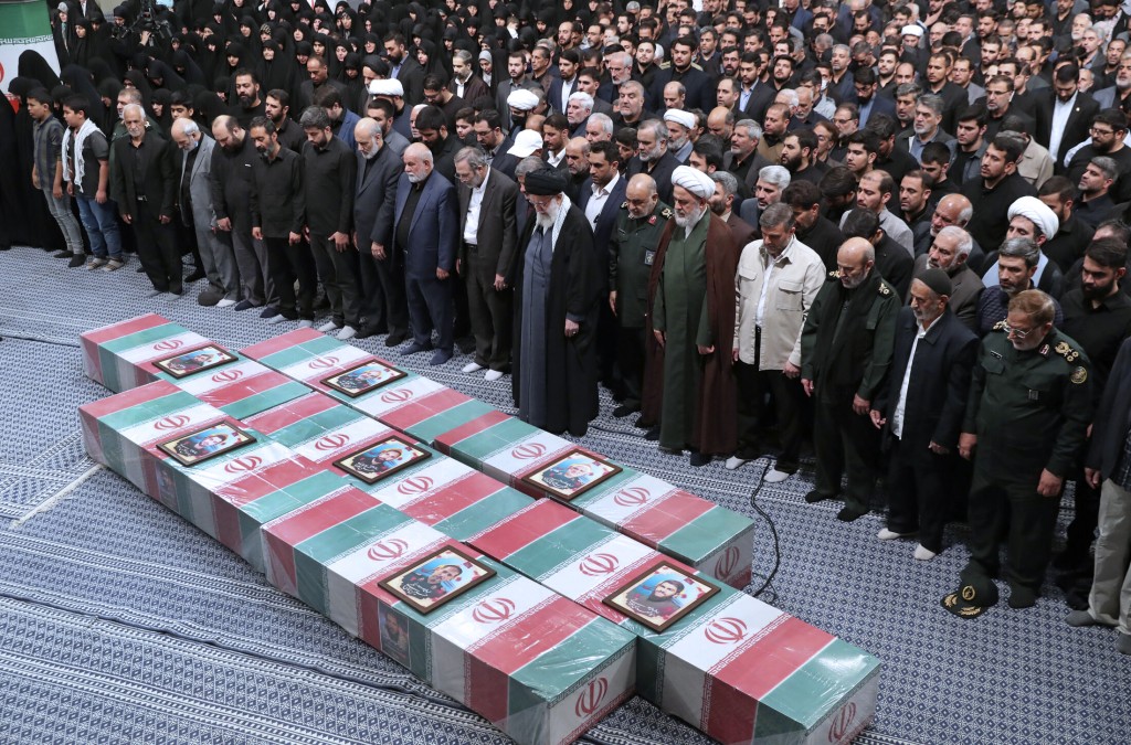 伊朗為在使館被炸事件死亡的人員舉行高規格喪禮。　美聯社