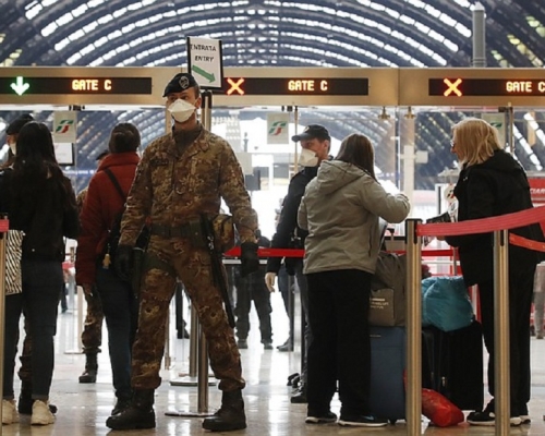 因应疫情严峻，意大利当局表示，民众外出需出示证明。AP 