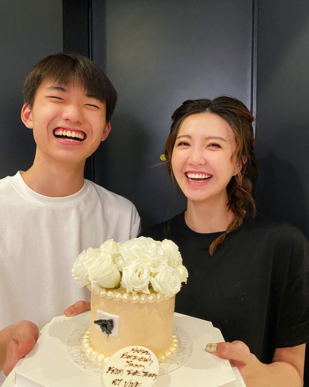 Jinny生日時也有貼與弟弟合照。