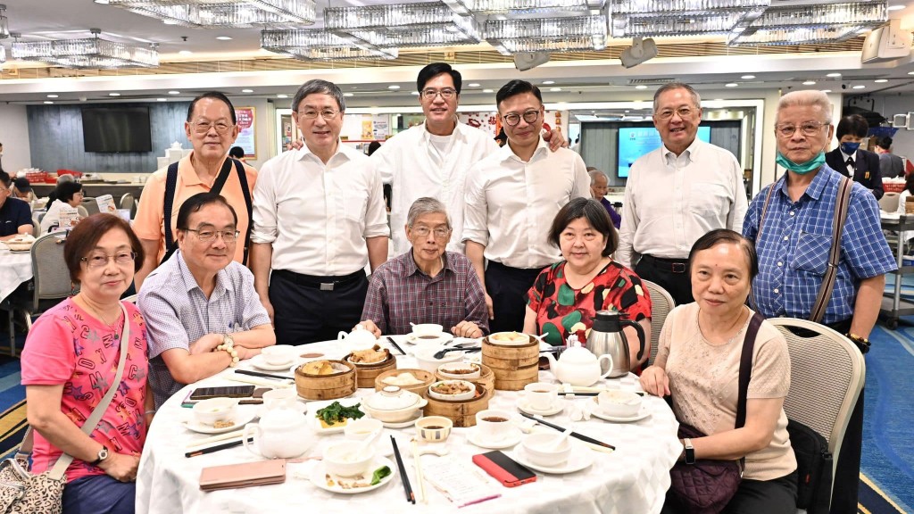 今天是香港回歸祖國26周年紀念日,特區政府各司局長在這個喜慶日子到社區與香港市民共慶賀。卓永興fb