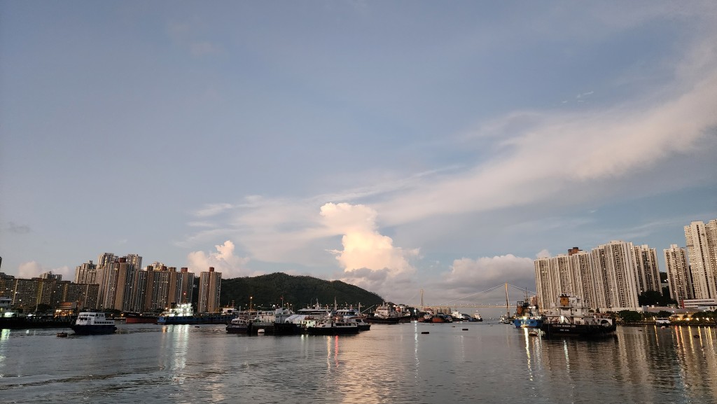 日間炎熱,最高氣溫約32度。吹和緩偏東風。 日間炎熱,最高氣溫約32度。吹和緩偏東風。