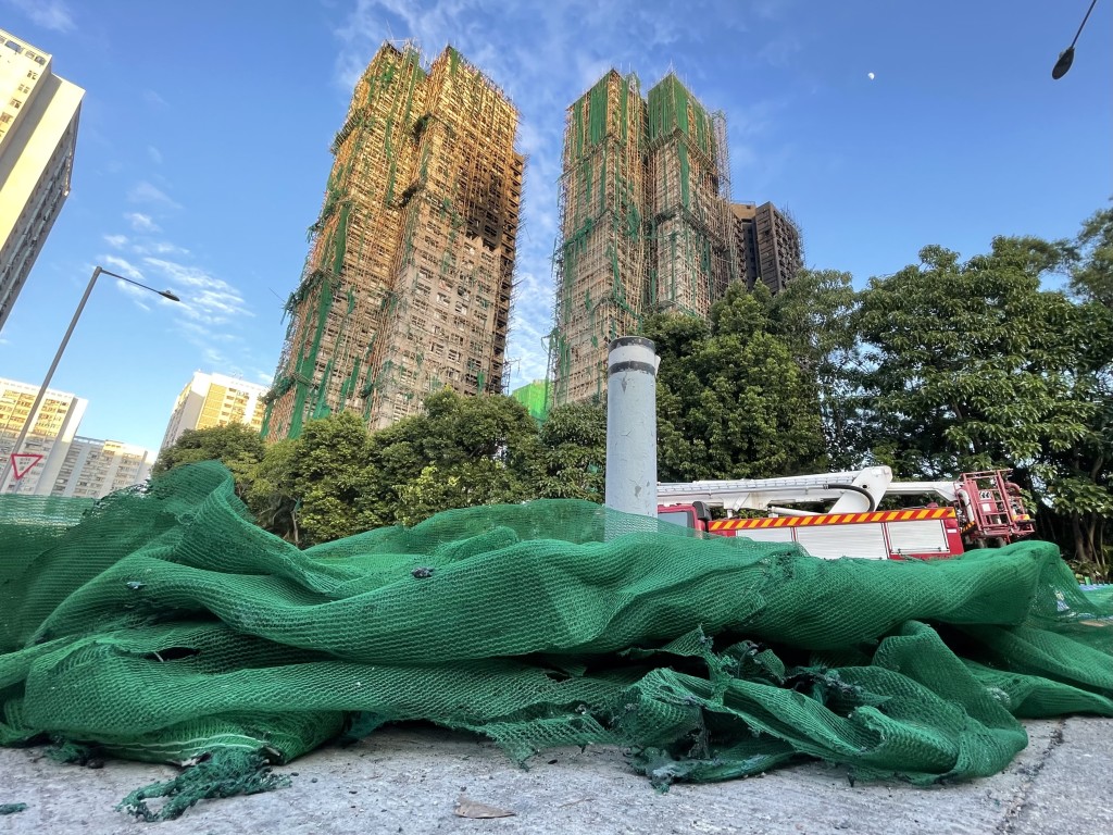 兩大專家團隊的測試均發現,現場使用的非阻燃棚網是導致火勢失控的關鍵。 兩大專家團隊的測試均發現,現場使用的非阻燃棚網是導致火勢失控的關鍵。