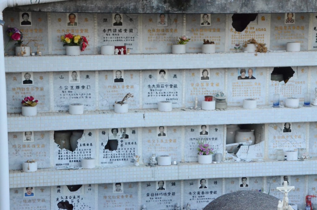 墳場85個龕位被人破壞。