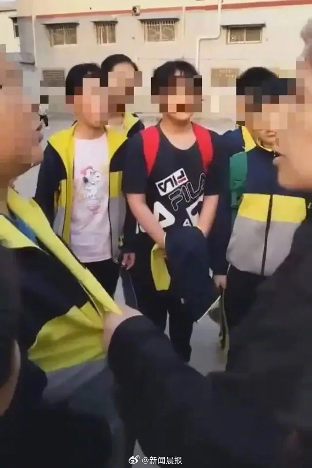 河南9岁童被指欺凌同学被学生家长追打。