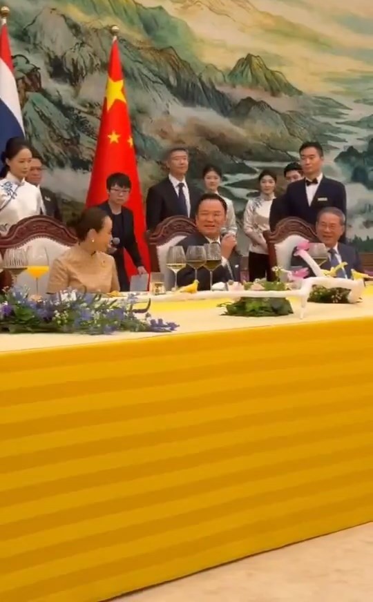 泰國總理阿努廷訪問中國,參加李強歡迎午宴期間高唱鄧麗君名曲《甜蜜蜜》。微博@吉星吉星吉星 泰國總理阿努廷訪問中國,參加李強歡迎午宴期間高唱鄧麗君名曲《甜蜜蜜》。微博@吉星吉星吉星