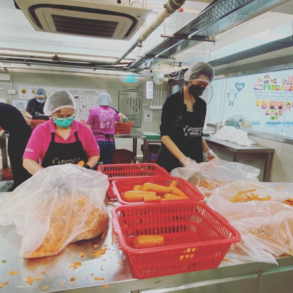 Gigi與大家一起在廚房落手落腳。