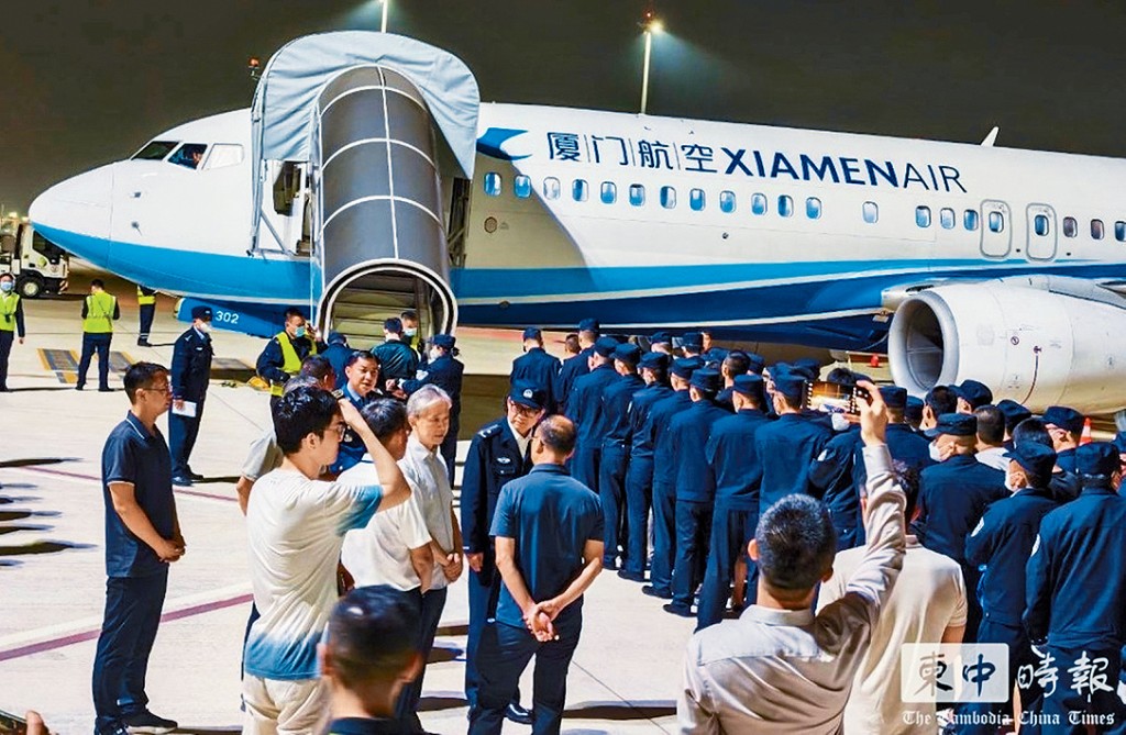 涉案人員有序登機，中國駐柬大使汪文斌到場視察。