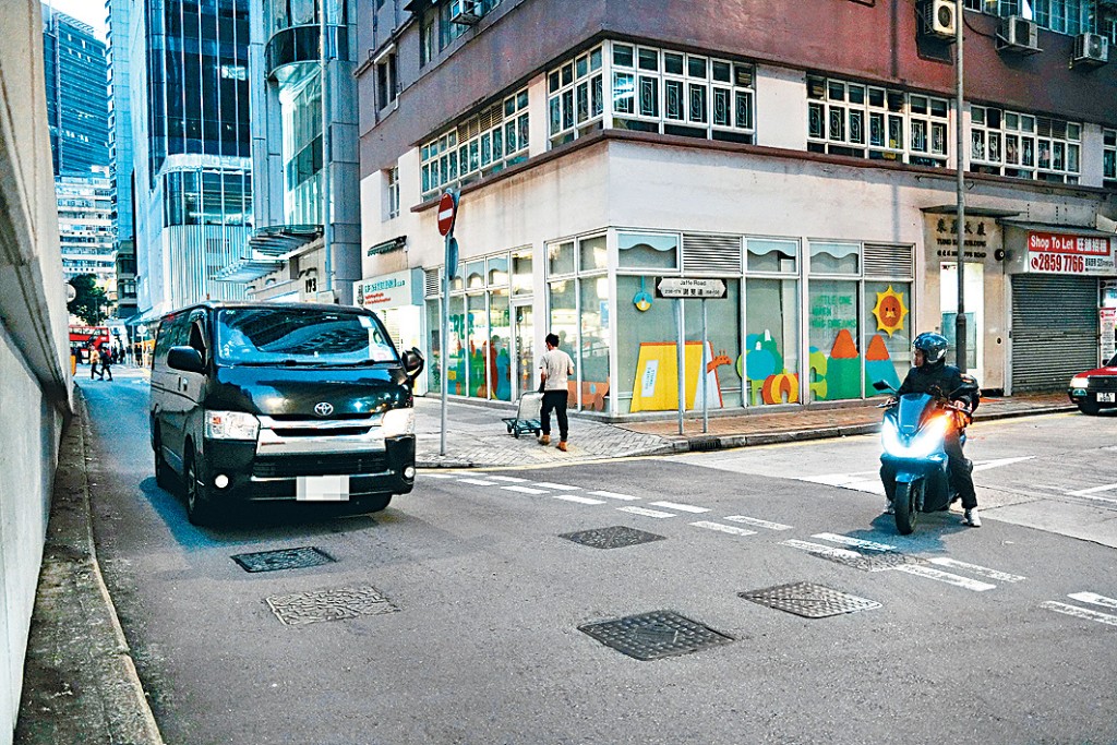 本報記者事後到涉事地點採訪時，發現菲林明道與謝斐道的交叉位，有明顯不能進入的交通指示。