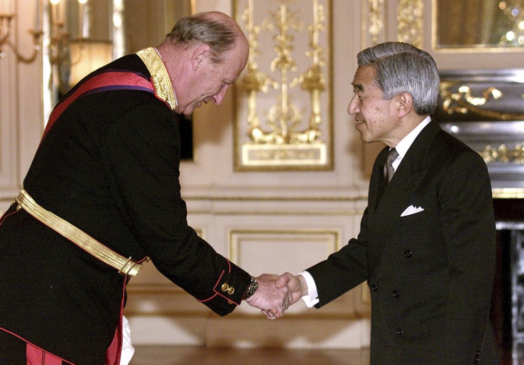 2001年3月26日,挪威國王哈拉爾五世(左)在東京赤坂宮迎賓廳舉行的歡迎儀式上與日本天皇明仁握手。美聯社 2001年3月26日,挪威國王哈拉爾五世(左)在東京赤坂宮迎賓廳舉行的歡迎儀式上與日本天皇明仁握手。美聯社