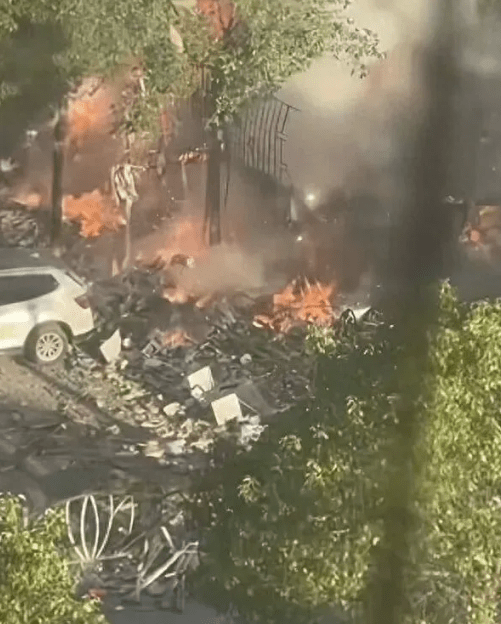 爆炸現場濃煙滾滾。《南國今報》