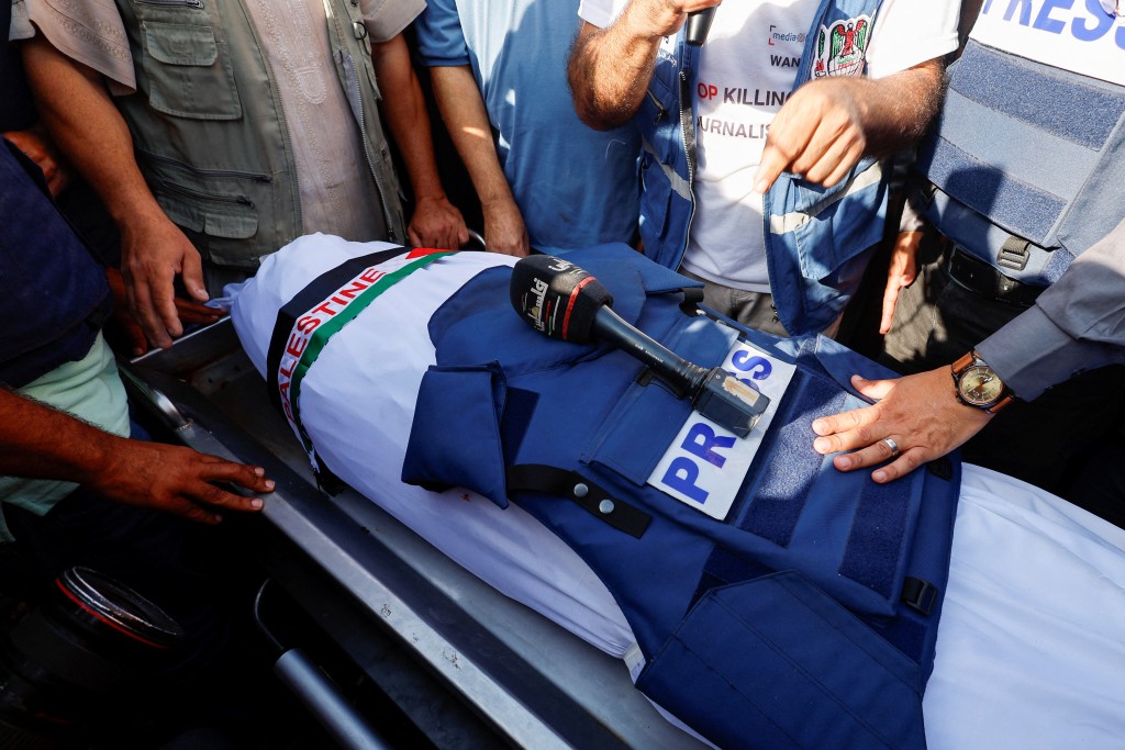 記者穆罕默德·阿布·哈塔布葬禮在加沙舉行，不沙同行到來送行。　路透社