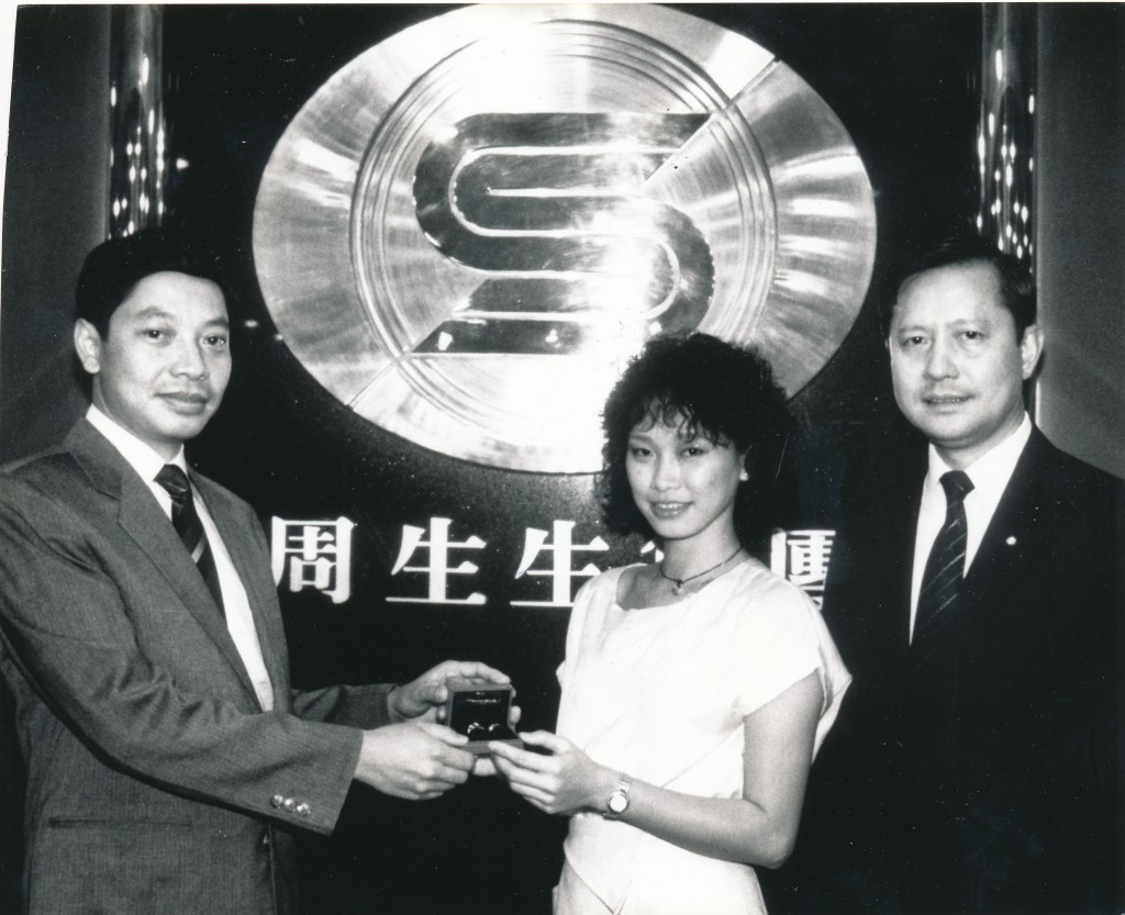周永成(左一)加入周生生超过35年。