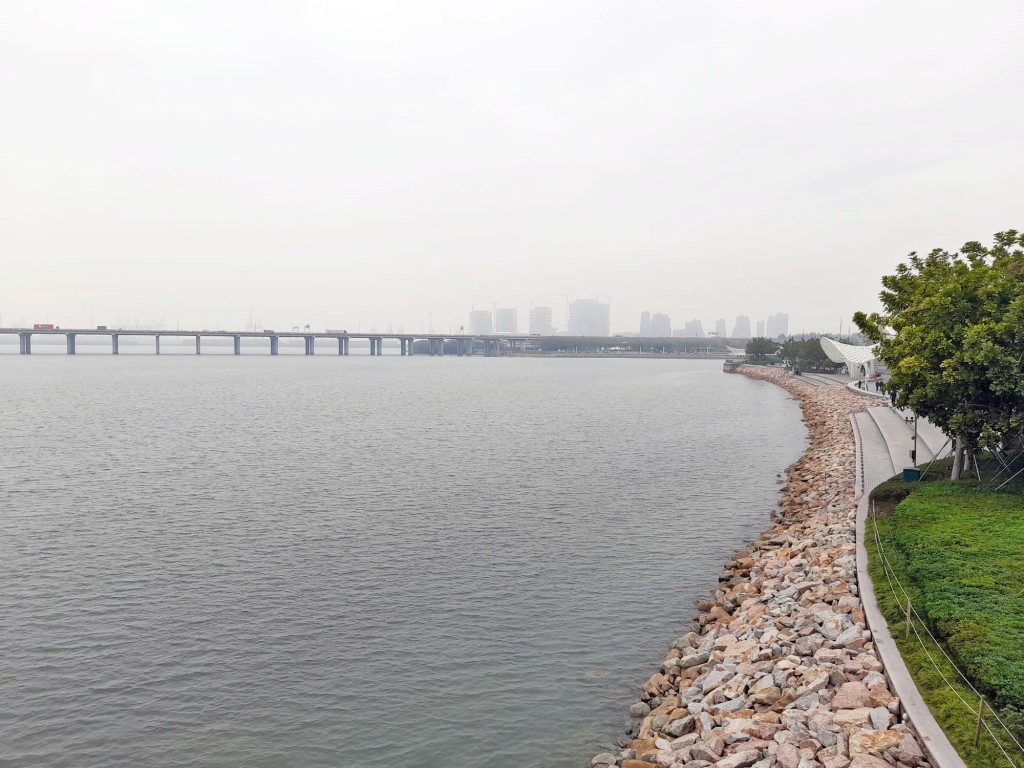 公园望到广深沿江高速公路。