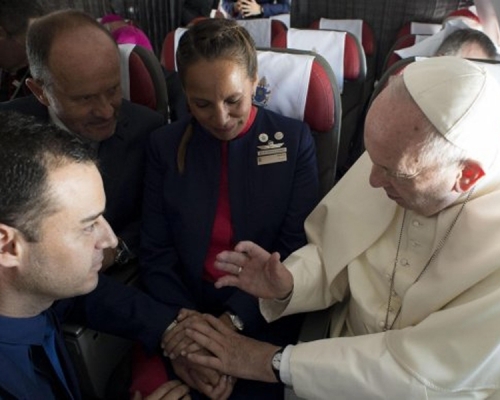 教宗歷史性為兩名機艙服務員主持婚禮。(網圖)