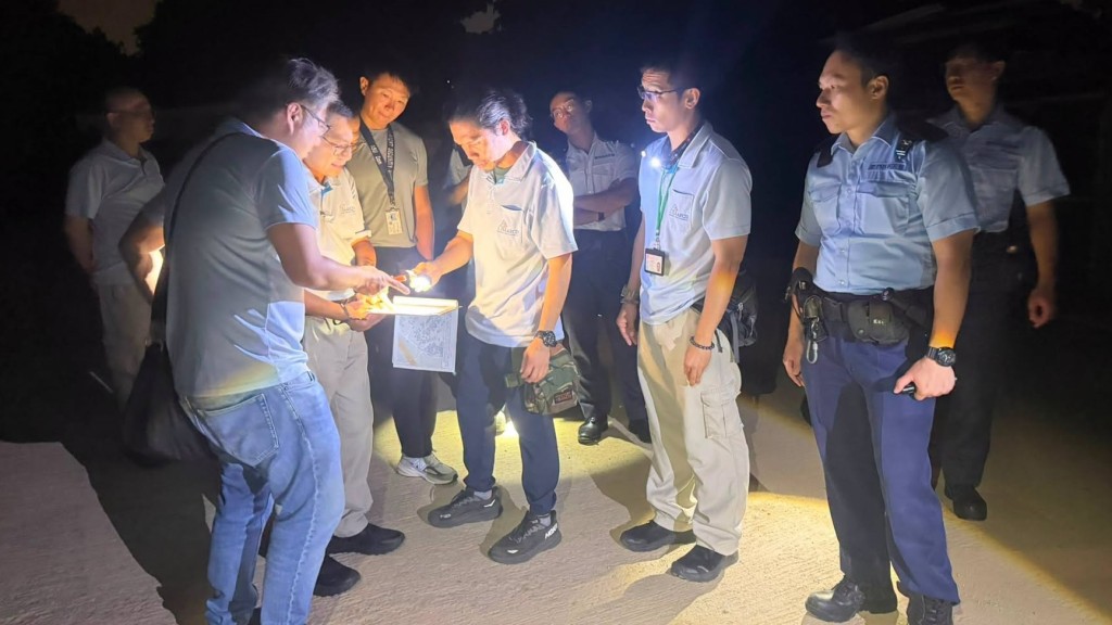 邊界警區聯同漁農自然護理署動物管理隊，9月29日晚上於新田一帶捉狗。FB：邊界警區