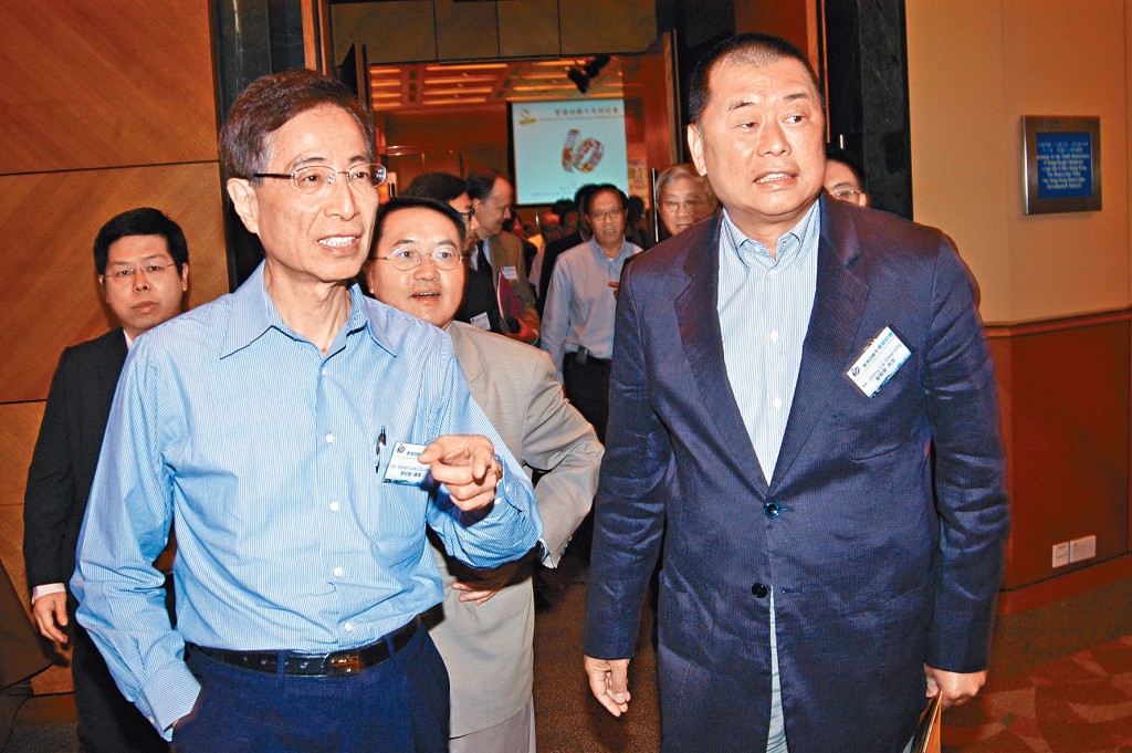 壹傳媒創辦人黎智英(右)與《蘋果》相關公司涉串謀勾結外國勢力案昨續審訊。