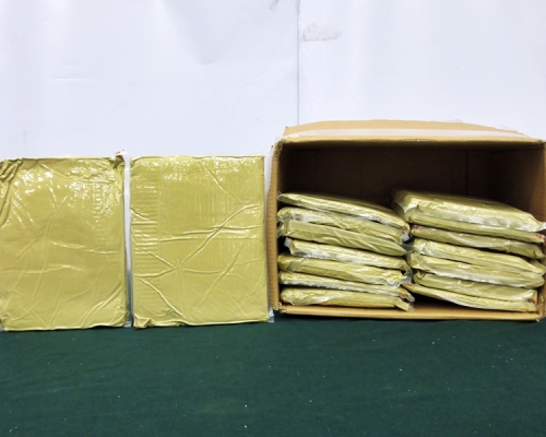 海關機場檢獲逾2.5公噸帽柱木鹼,估計市值約667萬元。政府新聞處