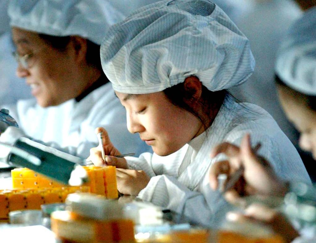 2002年,天津海鷗手錶集團公司裝配車間的工人在組裝全自動機械錶機芯。新華社 2002年,天津海鷗手錶集團公司裝配車間的工人在組裝全自動機械錶機芯。新華社