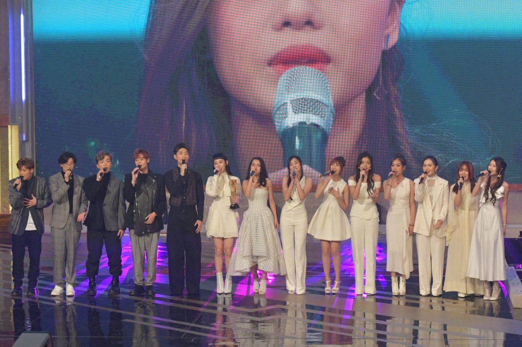 15位學員在台上演唱得獎歌曲。