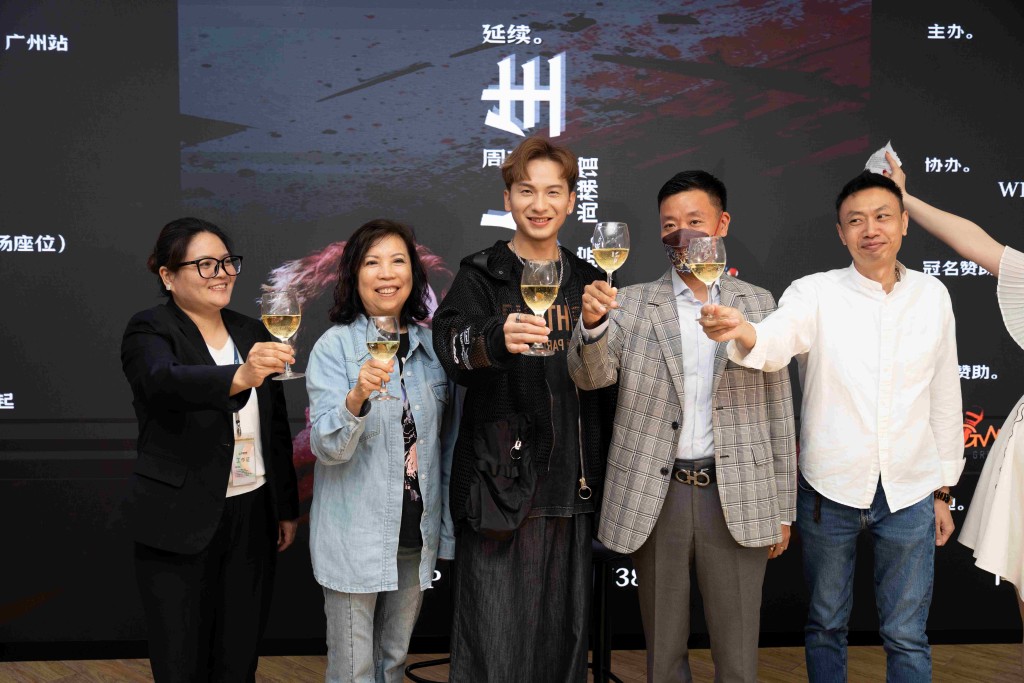 周吉佩與主辦、協辦祝酒儀式。