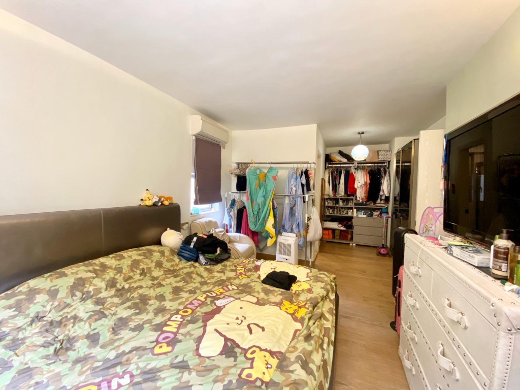 主人房寬敞闊落,活動空間充裕。