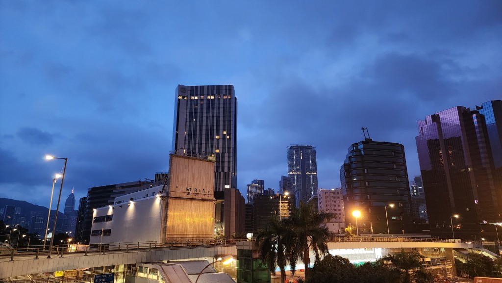 初時大致多雲及有一兩陣微雨。黎志偉攝