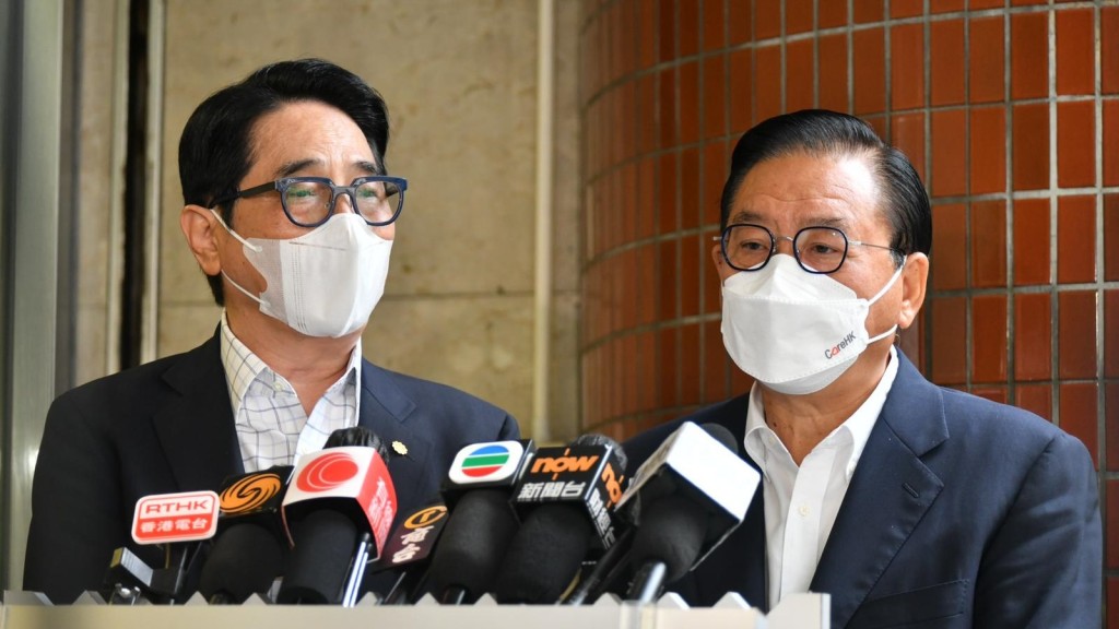 行政會議成員黃國健(左)、林健鋒(右)。