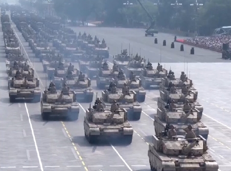 陸軍地面突擊力量新一代裝甲裝備100坦克、100支援戰車亮相。 央視截圖