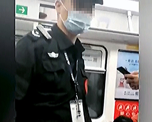 安保人員當時情緒頗為激動。互聯網圖片