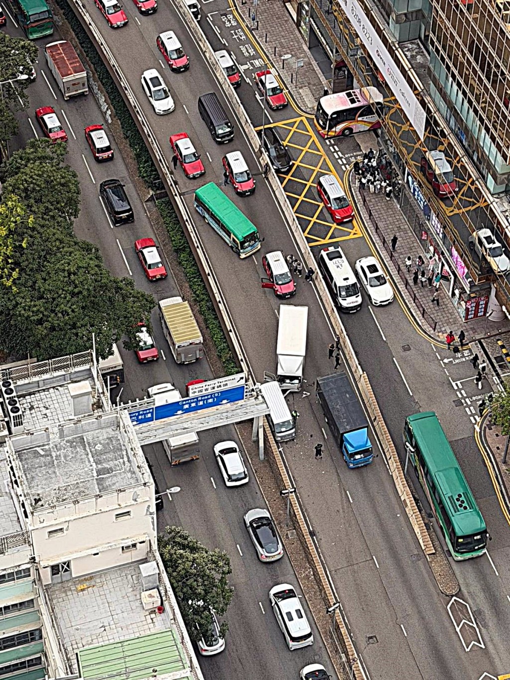九龍公園徑天橋發生兩車交通意外。網圖 九龍公園徑天橋發生兩車交通意外。網圖