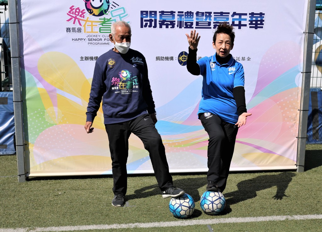   乐在耆足闭幕礼参加者冯素波（右）与项目最年长参加者“爷爷”。 陆永鸿摄 