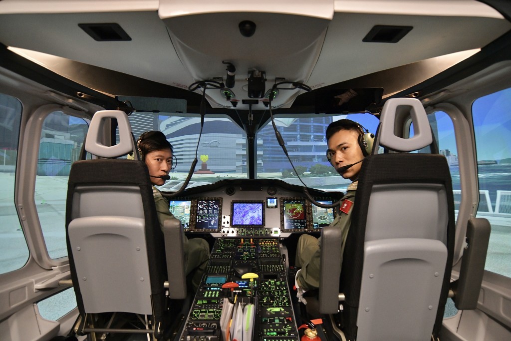 亞洲首部H175直升機模擬飛行訓練器，可不受天氣及地點影響訓練。陳極樟攝