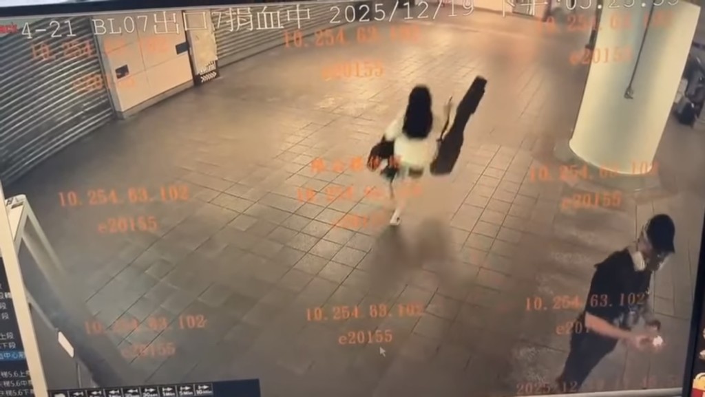 監控畫面顯示，疑犯（右下）點火時身後有人經過。 中時