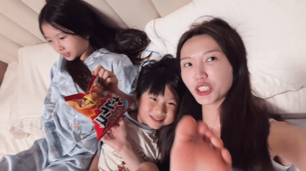 吳若希近日在社交平台分享與仔女的睡前親子時光，畫面溫馨又搞笑。