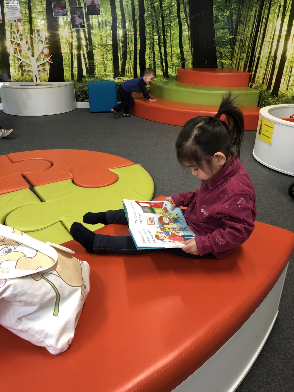 Winky經常帶女兒到圖書館參加活動,讓她認識地道的兒童故事。 Winky經常帶女兒到圖書館參加活動,讓她認識地道的兒童故事。