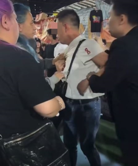 多人包圍平頭男，捉着他不放。fb車cam L（香港群組）影片截圖