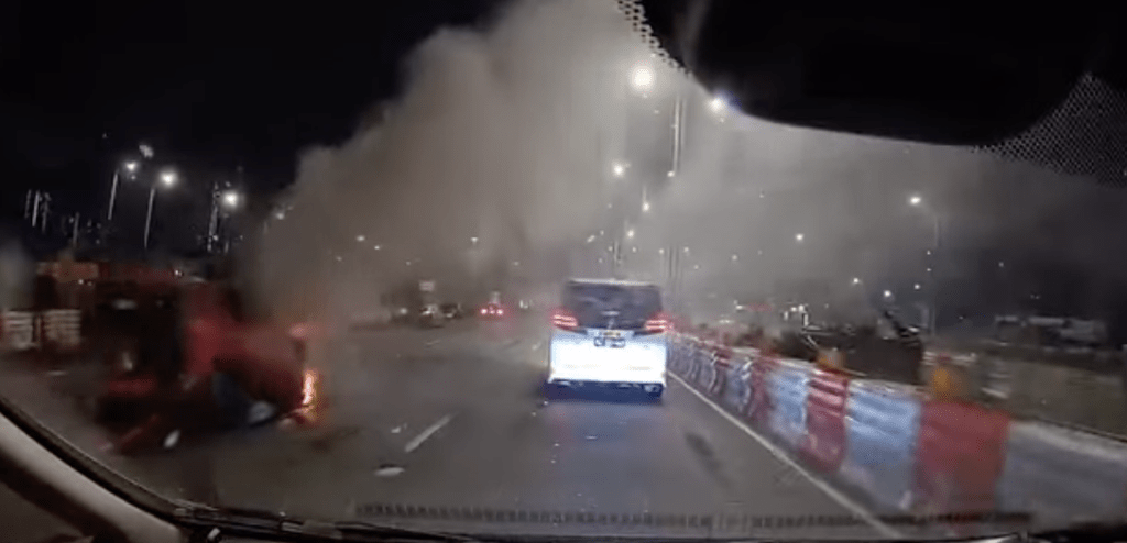 從這角度,看到車頭冒出火舌。 從這角度,看到車頭冒出火舌。