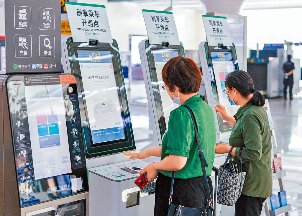 北京地鐵大興機場線，乘客在現場錄入掌紋。