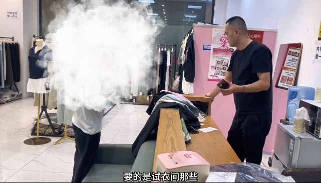 男店長聽到女顧客一次過要買33件衣服後，開心得不斷傻笑。