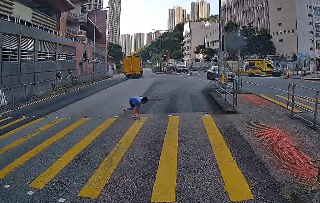 男童衝出馬路驚險過程。fb：香港交通及突發事故報料區