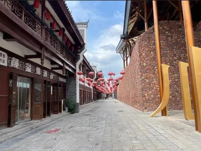 大庸古城乏遊客問津,猶如鬼城。小紅書 大庸古城乏遊客問津,猶如鬼城。小紅書