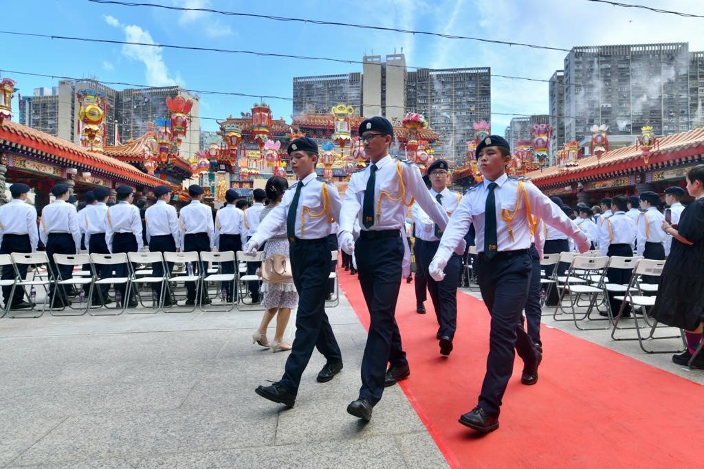 啬色园属校学生组成的「啬色园护旗队」步操。卢江球摄