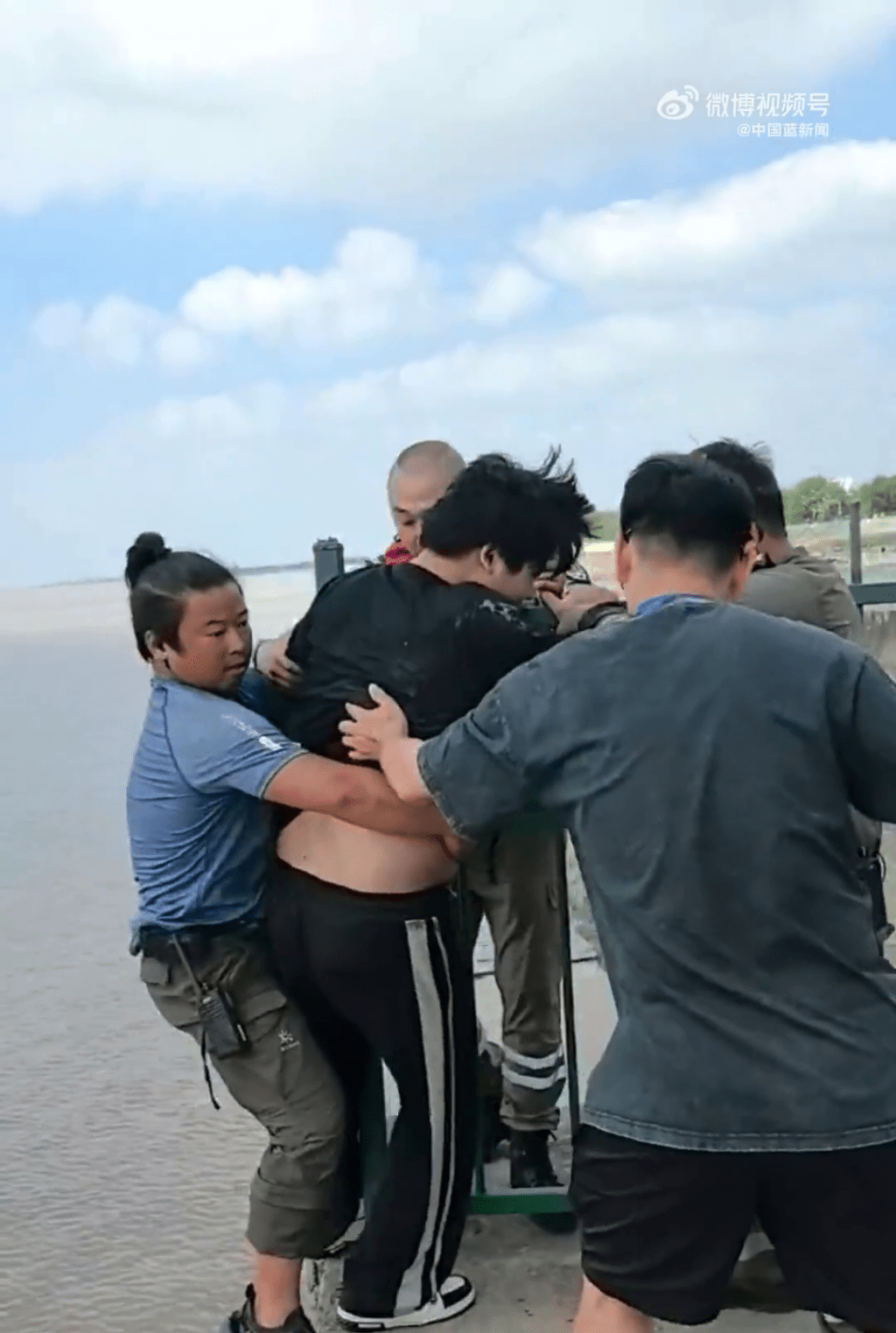 錢塘江救人畫面。 錢塘江救人畫面。