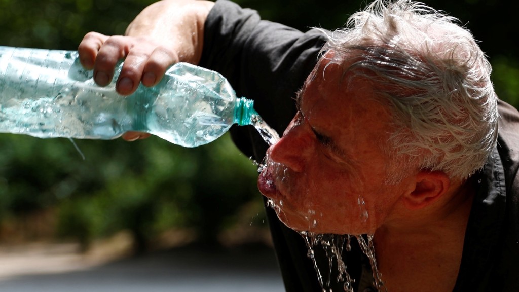 短时间内喝水太多会导致血液里的钠浓度太低，影响脑部。 新华社